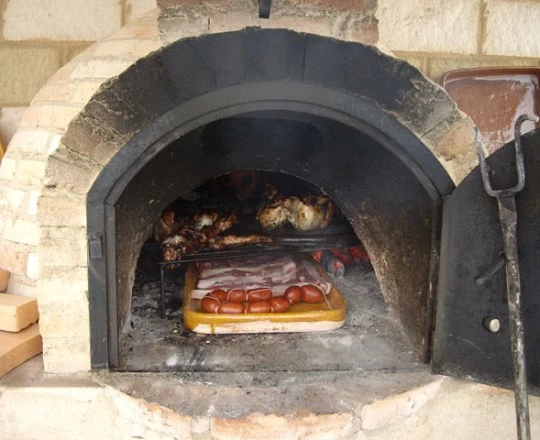 Parrillada de chorizo y panceta en horno de Pereruela