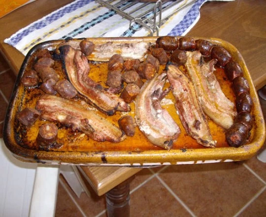 Parrillada de chorizo y panceta en horno de Pereruela